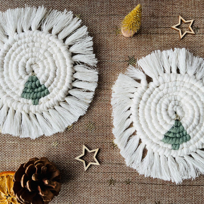 Macrame Christmas coaster white with green tree detail