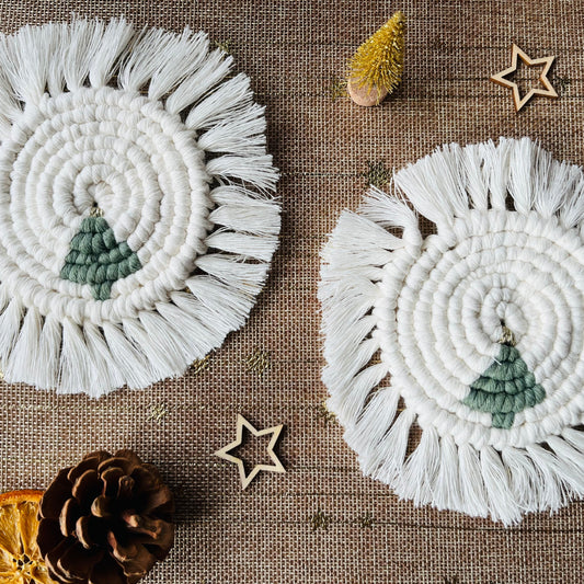 Macrame Christmas coaster white with green tree detail