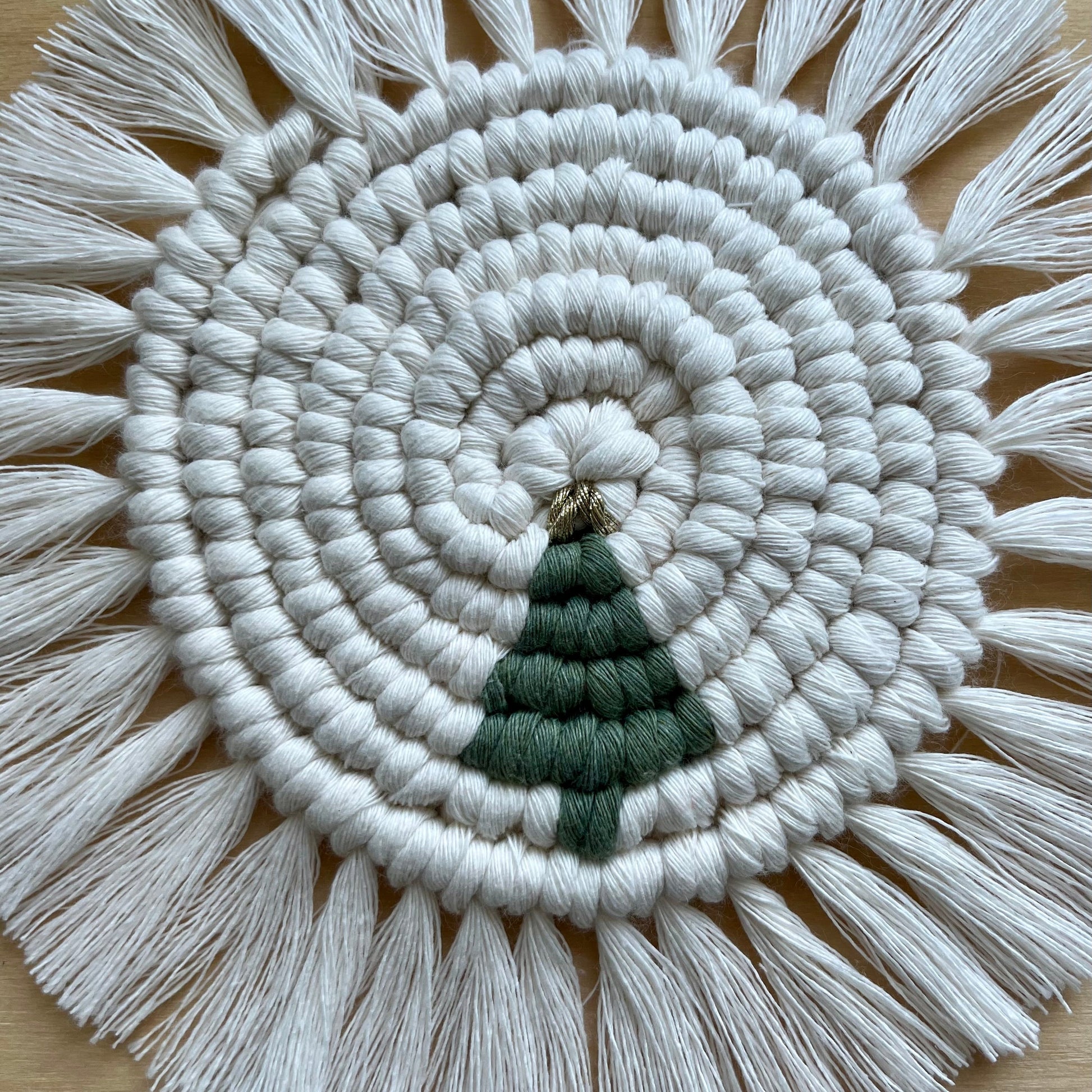 Macrame Christmas coaster white with green tree detail